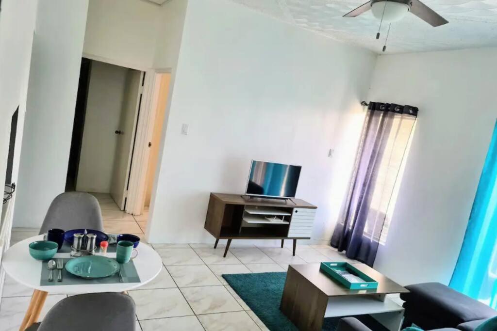 Crystoural Apartment Liguanea Sovereign Apt - 2 Bedrooms, 3 Beds, Host 4 Guest- Kingston! Exterior photo