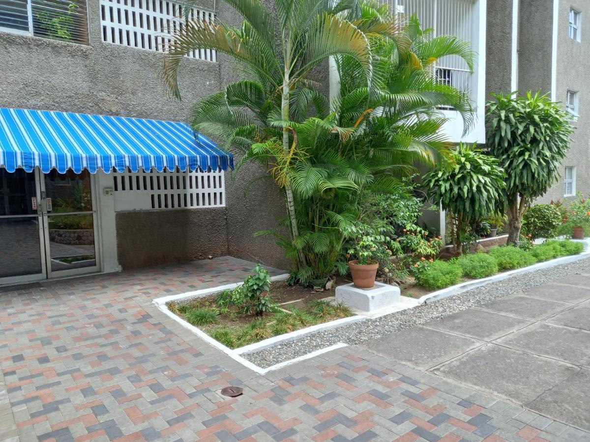 Crystoural Apartment Liguanea Sovereign Apt - 2 Bedrooms, 3 Beds, Host 4 Guest- Kingston! Exterior photo